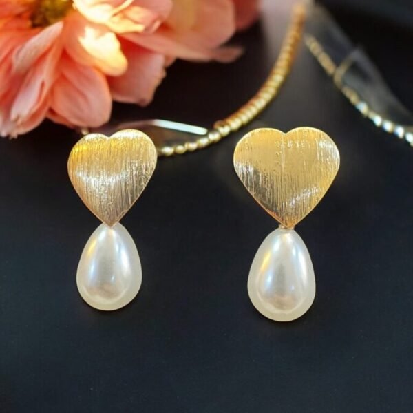 Heartfelt Pearl Earrings - A touch of love and elegance